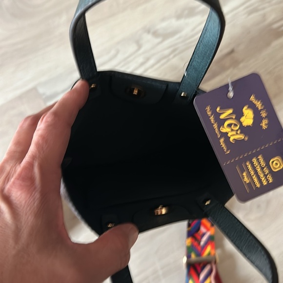 Navy crossbody with reversible strap NWT - Picture 5 of 6